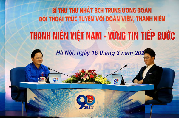 Anh Nguyễn Anh Tuấn, Ủy viên Trung ương Đảng, Bí thư thứ nhất Trung ương Đoàn (trái) đối thoại trực tuyến với đoàn viên thanh niên, thiếu nhi trong và ngoài nước. Ảnh: Chinhphu.vn