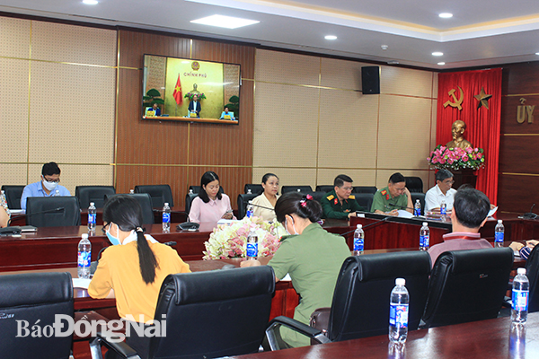 Các đại biểu tham dự hội nghị tại điểm cầu Đồng Nai đang lắng nghe Thủ tướng Chính phủ Nguyễn Xuân Phúc phát biểu tại đầu cầu Hà Nội.