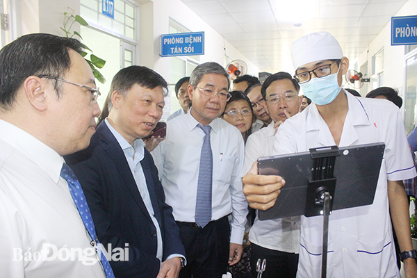 TS-BS.Phan Huy Anh Vũ, Giám đốc Sở Y tế (bìa trái) tham dự lễ công bố Bệnh viện Đa khoa khu vực Long Khánh triển khai thành công bệnh án điện tử.