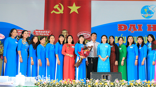 Ban chấp hành Hội LHPN xã Xuân Thiện (H.Thống Nhất) ra mắt, chụp hình lưu niệm với các đại biểu dự đại hội
