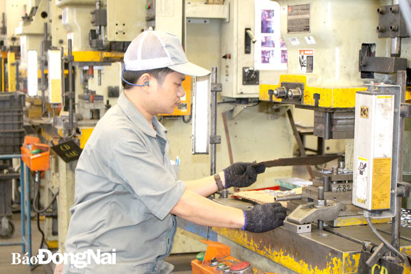 Công nhân Công ty hữu hạn cơ khí động lực Toàn Cầu (H.Trảng Bom) trong giờ sản xuất. Ảnh: Nguyễn Hòa