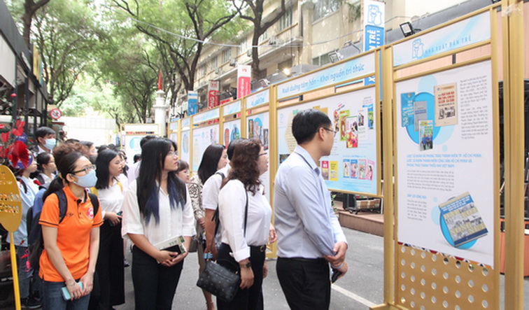 Công chúng tham quan triển lãm hình ảnh Hành trình sách Trẻ tại Đường sách TP.HCM ngày 20-3  (Ảnh: Đức Trung)