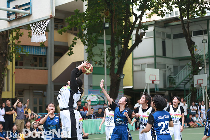 Trận đấu bóng rổ giữa hai trường THPT Nam Hà (áo xanh) và THPT Lê Quý Đôn (Quyết Thắng)