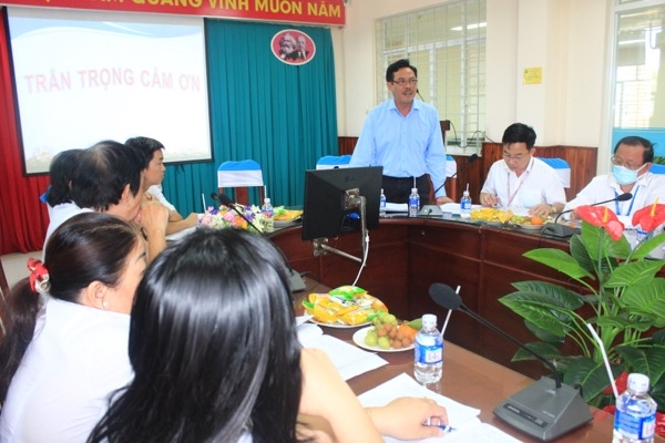 Giám đốc Bệnh viện Đa khoa khu vực Long Khánh Phan Văn Huyên phát biểu tại buổi làm việc với đoàn kiểm tra Sở Y tế.