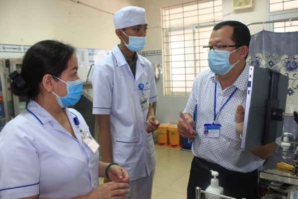Các thành viên đoàn kiểm tra (bìa phải) kiểm tra thực tế việc thực hiện nhiệm vụ tại các khoa của bệnh viện.