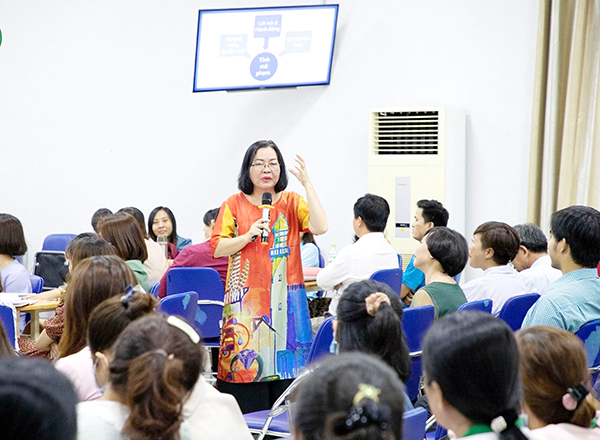 TS tâm lý Nguyễn Thu Hồng, Trường đại học Sư phạm TP.HCM nói chuyện về văn hóa ứng xử trong trường học tại Trường TH-THCS-THPT Song ngữ Lạc Hồng