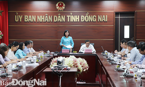 Phó chủ tịch UBND tỉnh Nguyễn Thị Hoàng phát biểu tại buổi làm việc với đoàn công tác của Bộ KH-CN do Thứ trưởng Lê Xuân Định làm trưởng đoàn