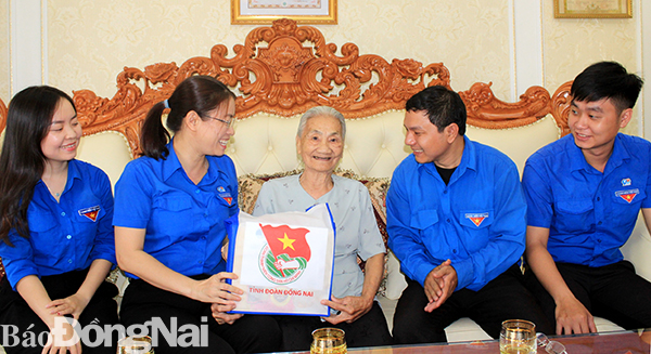 Cán bộ và chuyên viên Tỉnh đoàn thăm, tặng quà Mẹ Việt Nam anh hùng Đỗ Thị Phòng, ở P.Hiệp Hòa, TP.Biên Hòa