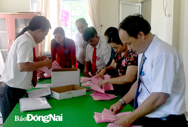 Huyện ủy Trảng Bom giám sát công tác kiểm phiếu bầu cử Ban chấp hành Đảng bộ xã Đồi 61 nhiệm kỳ 2020-2025. Ảnh: Phương Hằng