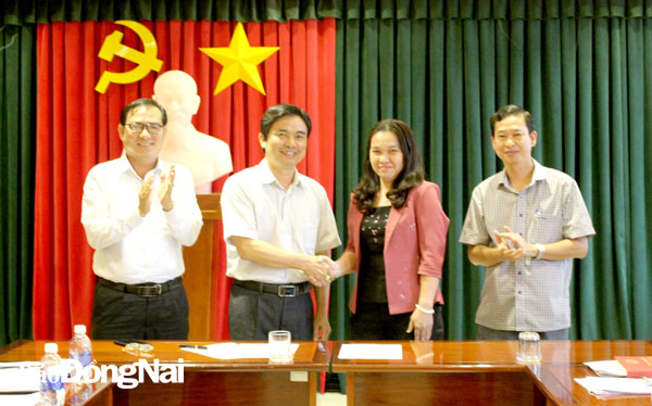 Thực hiện thủ tục bàn giao chức danh Chủ tịch Ủy ban Bầu cử huyện giữa đồng chí Ngô Thế Ân và đồng chí Nguyễn Thị Thùy Linh