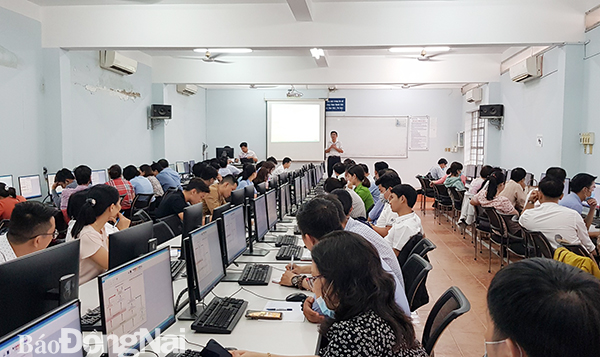 Công chức công nghệ thông tin của UBBC các cấp trên địa bàn TP.Biên Hòa  đang được tập huấn phần mềm bầu cử