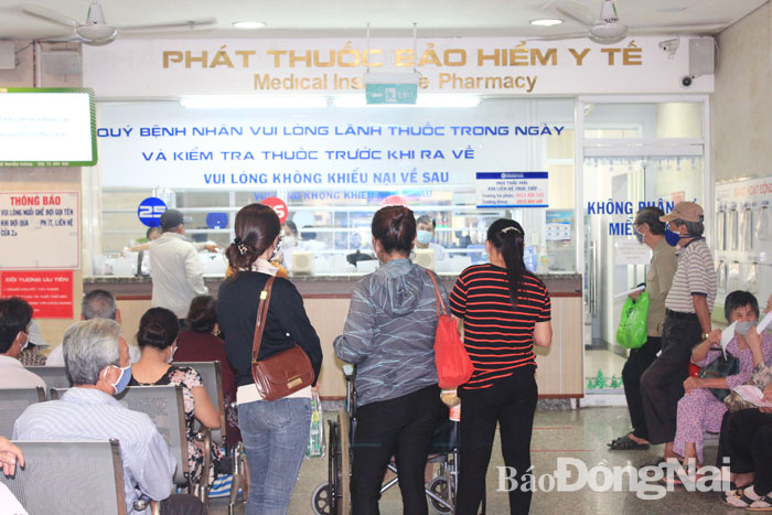 Người dân chờ lãnh thuốc BHYT tại Bệnh viện Đa khoa Đồng Nai.