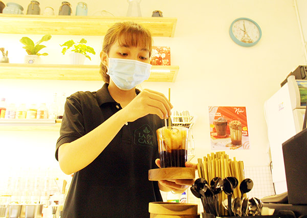  Quán La Casa Café (đường Võ Thị Sáu, TP.Biên Hòa) sử dụng ống hút cỏ bàng thay thế cho ống hút nhựa