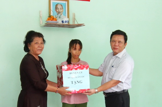 Phó bí thư thường trực Huyện ủy Xuân Lộc Nguyễn Đức Hóa, tặng quà cho hộ nghèo tại lễ bàn giao nhà tình thương
