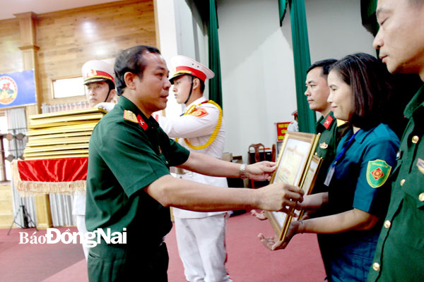 Đại tá Vũ Văn Điền, Chỉ huy trưởng Bộ Chỉ huy quân sự tỉnh trao giải cho các thí sinh. Ảnh: Nguyệt Hà