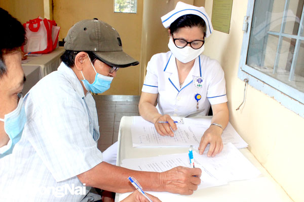 Bệnh nhân đăng ký tham gia CLB Hen - COPD Bệnh viện Đa khoa khu vực Long Thành. Ảnh: Hạnh Dung