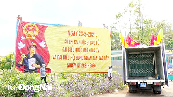 Băng-rôn tuyên truyền về cuộc bầu cử được treo tại các tuyến đường chính của H.Thống Nhất. Ảnh: N.Trinh