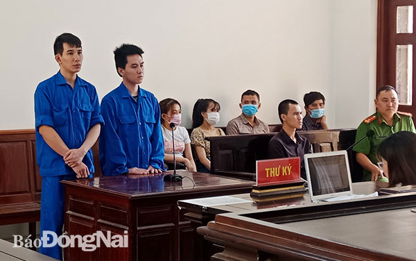 2 bị cáo tại tòa (từ trái qua: Trần Thành Trung, Nguyễn Văn Dương)