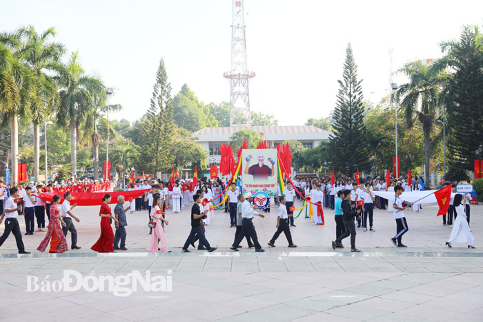 Các đoàn diễu hành qua lễ đài tại lễ khai mạc Đại hội TDTT TT. Gia Ray