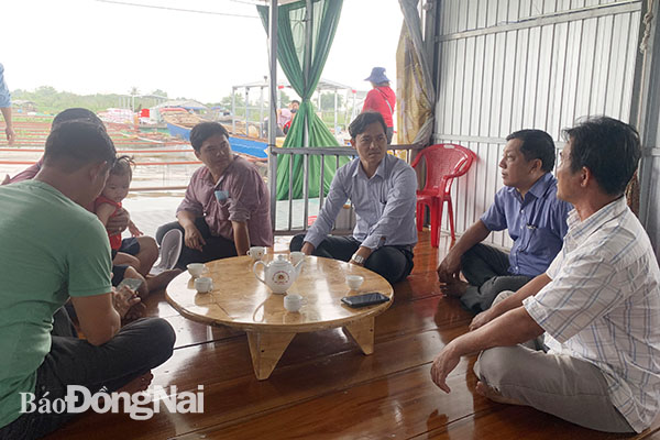 Đoàn công tác của Chi cục Thủy sản tỉnh phối hợp với Khu Bảo tồn thiên nhiên-văn hóa Đồng Nai khảo sát tình hình sản xuất của các hộ nuôi cá bè đã di dời vào vùng quy hoạch