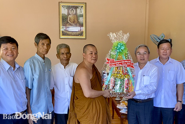  Lãnh đạo tỉnh thăm và tặng quà chúc Tết Chol Chnam Thmay tại Chùa Thái Hòa, TT.Định Quán