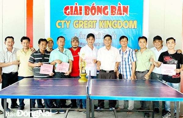 Người lao động Công ty TNHH Great Kingdom Giang Điền (H.Trảng Bom) tham gia giải bóng bàn tại công ty. Ảnh: Nguyễn Hòa