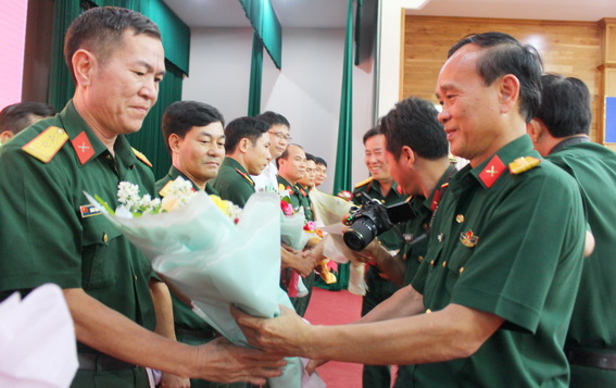 Đại tá Huỳnh Thanh Liêm tặng hoa chúc mừng khối trưởng, khối phó thi đua các đơn vị Quân đội