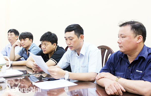 Anh Đỗ Viết Sự, Công ty TNHH Acrowel Việt Nam (Khu công nghiệp Long Thành) phổ biến chủ đề sinh hoạt cho các đảng viên là công nhân. Ảnh: H.Lộc