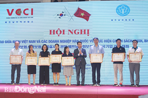 4- Tổng Giám đốc Bảo hiểm xã hội Việt Nam Nguyễn Thế Mạnh  tặng bằng khen cho các doanh nghiệp thực hiện tốt các quy định BHXH