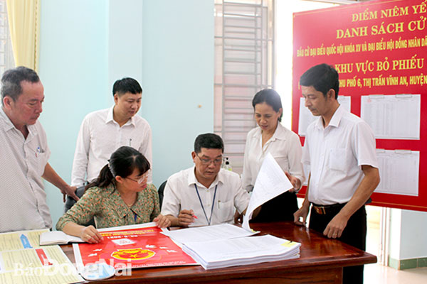 Lãnh đạo Ủy ban MTTQ Việt Nam H.Vĩnh Cửu kiểm tra công tác chuẩn bị bầu cử tại TT.Vĩnh An. Ảnh: Nguyệt Hà