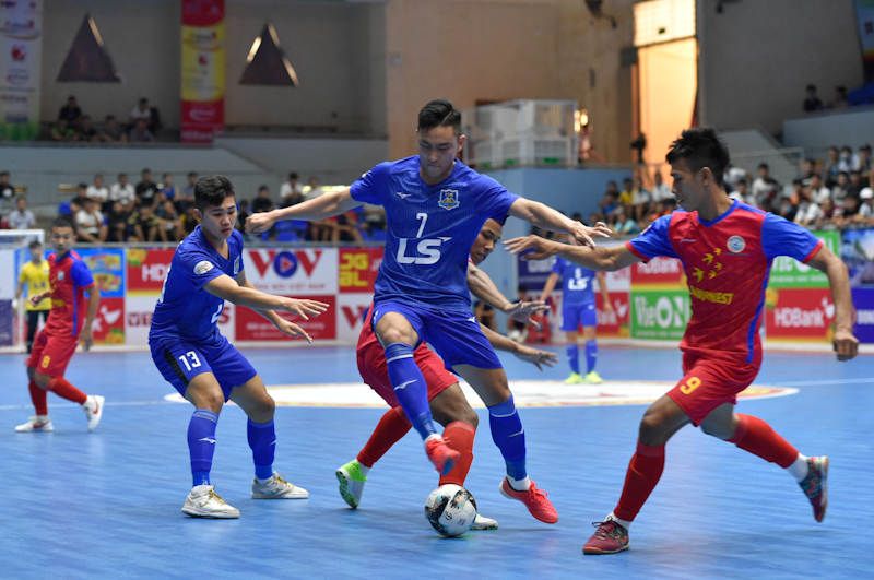 Thắng Sanvinest Khánh Hòa 3-0, Thái Sơn Nam (áo xanh) vươn lên nhì bảng