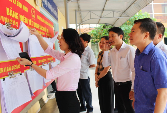 Đoàn kiểm tra công tác bầu cử tại xã Bình Minh
