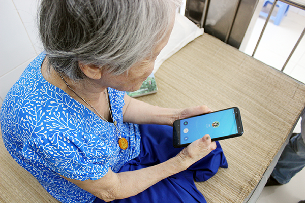 Bà Trung rất vui khi biết sử dụng điện thoại thông minh, giúp bà thường xuyên nói chuyện với em gái, người thân duy nhất của bà