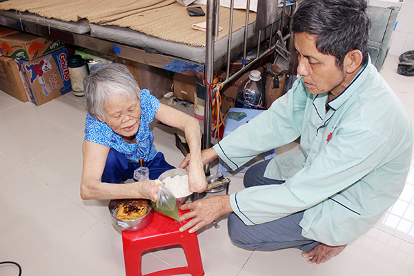 Gắn bó với Bệnh viện Da liễu Đồng Nai đã 33 năm, bà Trung luôn coi đây là ngôi nhà của mình
