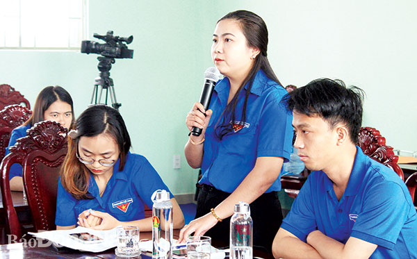 Các đại biểu trao đổi ý kiến tại tọa đàm công tác bồi dưỡng đoàn viên ưu tú, đoàn viên trung kiên khối THPT phấn đấu trở thành đảng viên Đảng Cộng sản Việt Nam năm 2021. Ảnh: Nga Sơn