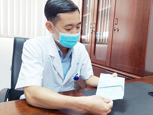BS Huỳnh Phúc Hưng, Phó trưởng khoa Tiêu hóa Bệnh viện Đa khoa Đồng Nai kể lại quá trình nội soi lấy cây lục giác hình chữ L ra khỏi dạ dày bệnh nhân
