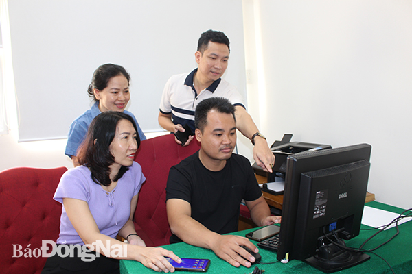 Phó giám đốc Sở Nội vụ Trần Thị Ái Liên (áo tím) kiểm tra hệ thống máy chủ tại UBBC tỉnh