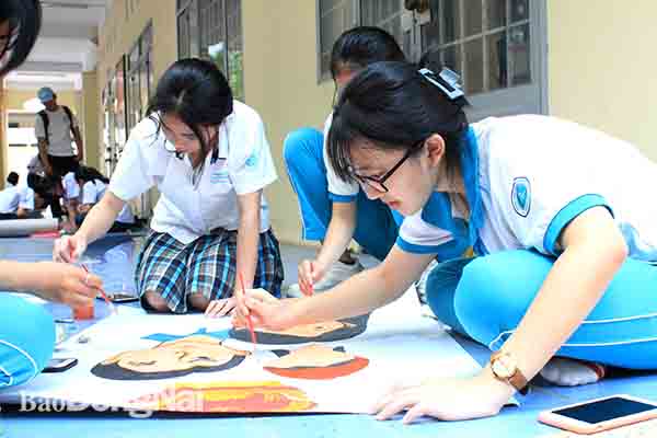 Đoàn viên thanh niên tham gia hội thi vẽ tranh cổ động với chủ đề Tự hào người cử tri trẻ