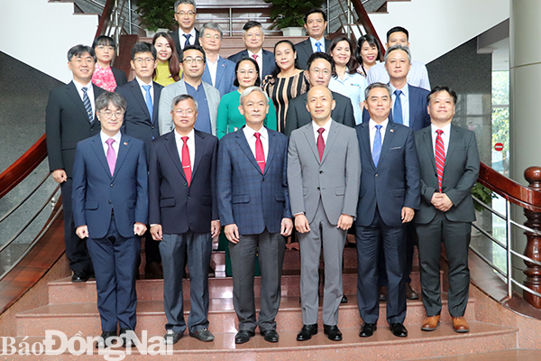  Lãnh đạo tỉnh chụp hình lưu niệm với Tổng lãnh sự quán Hàn Quốc tại TP.HCM