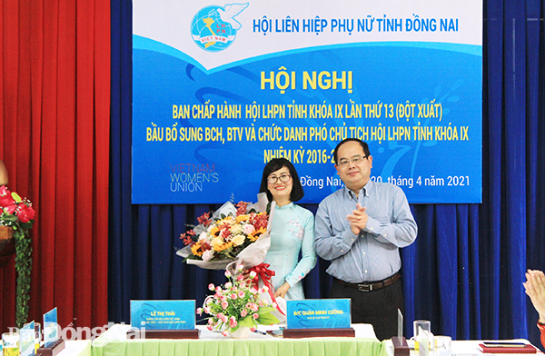 Đồng chí Quản Minh Cường, Phó bí thư Tỉnh ủy tặng hoa chúc mừng đồng chí Phí Thị Thu Hà vừa được bầu giữ chức Phó chủ tịch Hội LHPN tỉnh 