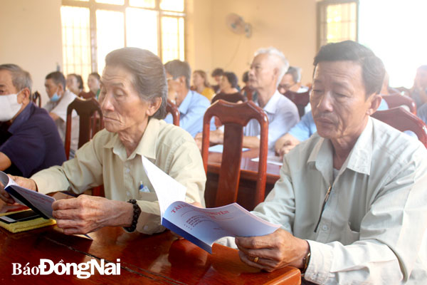 Cử tri xã Long Tân (H.Nhơn Trạch) tham gia buổi tuyên truyền Luật Bầu cử ĐBQH và đại biểu HĐND năm 2015 do địa phương kết hợp với Phòng Tư pháp H.Nhơn Trạch tổ chức. Ảnh: Đoàn Phú