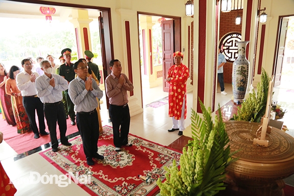  Ủy viên Ban TVTU, Trưởng ban Tuyên giáo Tỉnh ủy Phạm Xuân Hà dâng hương cùng lãnh đạo huyện