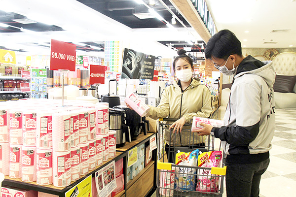 Các bạn trẻ chọn mua sản phẩm gia dụng tại một cửa hàng đồ gia dụng Nhật Bản ở Trung tâm Thương mại Vincom Biên Hòa