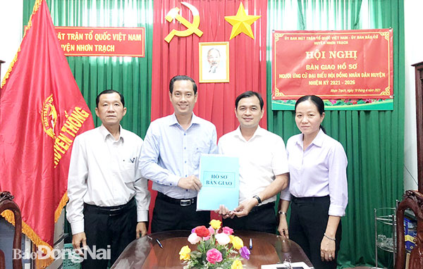 Ban thường trực Ủy ban MTTQ Việt Nam H.Nhơn Trạch bàn giao hồ sơ, biên bản và danh sách những người đủ tiêu chuẩn ứng cử đại biểu HĐND huyện nhiệm kỳ 2021-2026 cho Ủy ban Bầu cử huyện. Ảnh: Hồ Thảo