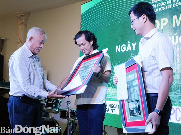  Kiến trúc sư Khương Văn Mười, Phó chủ tịch Hội Kiến trúc sư Việt Nam trao giải A cho các tác giải đoạt giải ở hạng mục nhà đẹp Sông Phố