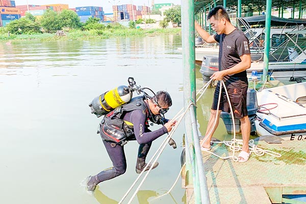 Đội Cảnh sát phòng cháy, chữa cháy và cứu nạn, cứu hộ trên sông (thuộc Phòng Cảnh sát phòng cháy, chữa cháy và cứu nạn, cứu hộ Công an tỉnh) luyện tập cứu người đuối nước