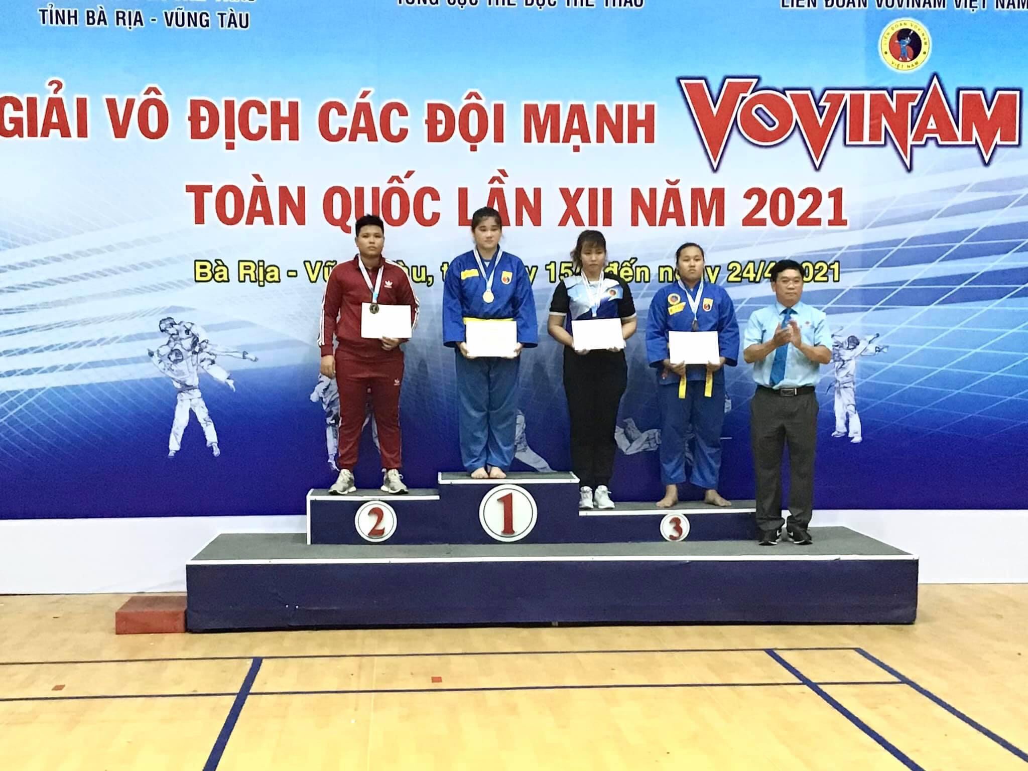 VĐV Lê Thị Hậu nhận HCB hạng cân trên 75kg nữ 