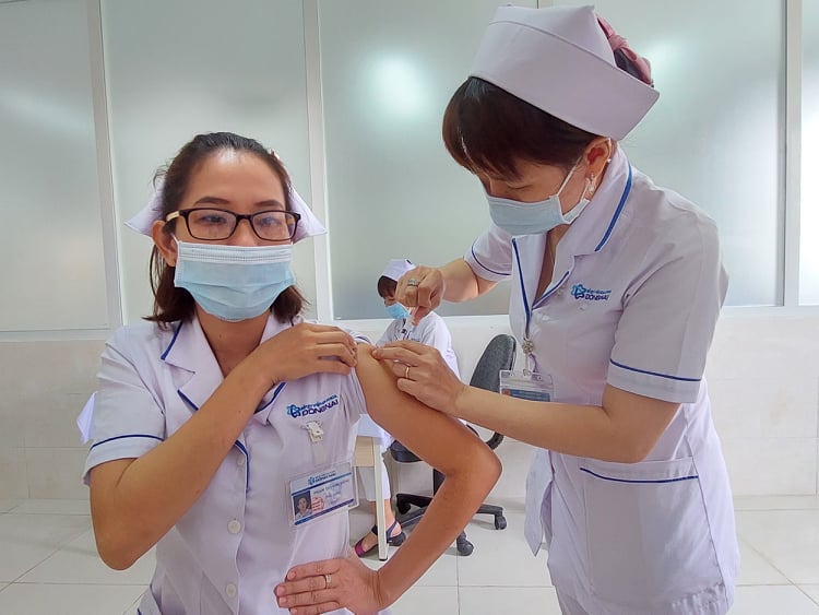 Nhân viên y tế Bệnh viện Đa khoa Đồng Nai được tiêm vaccine phòng Covid-19 nhưng vẫn thực hiện nghiêm quy định 5K, đặc biệt là đeo khẩu trang để phòng dịch
