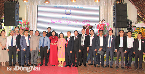 Lãnh đạo tỉnh và các đại biểu tham dự chương trình Họp mặt Xuân Hữu nghị tỉnh Đồng Nai năm 2021 chụp ảnh lưu niệm.