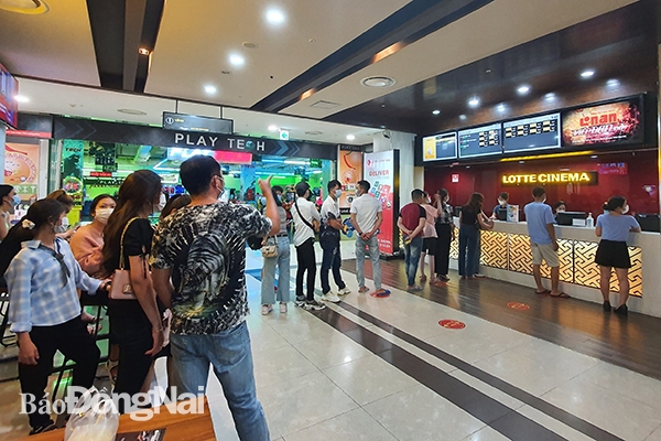 Người dân xếp hàng mua vé xem phim tại Lotte Cinema Đồng Nai ngày 2-5